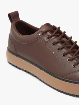 Zapatillas urbanas Tommy Hilfiger modelo Harlem Core Cleat, de color marrón, confeccionadas en material sintético y cuero con cordones a tono y suela de goma marrón.