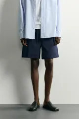 Bermuda relaxed fit de algodón azul marino, con cintura elástica combinada y cordón de ajuste ajustable, bolsillos laterales.
