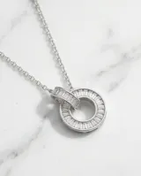 Collar de acero con cadena fina y dije circular decorado con circonias engastadas en todo su contorno.