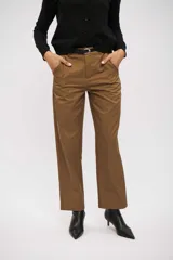 Pantalón de vestir color verde oliva, de corte recto y tiro alto, con pliegues frontales y cinturón negro.