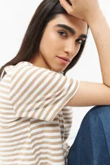 Remera corta a rayas horizontales azul marino y blanco, de manga corta y corte ajustado.