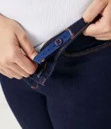 Pantalón de jean azul oscuro, de corte recto, con trabillas en la cintura, bolsillos delanteros y traseros.