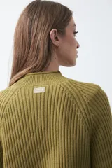 Polera de punto color marrón, con cuello alto y diseño de trenzas verticales en el frente y tejido acanalado en las mangas. Presenta mangas raglán y terminaciones acanaladas en puños y ruedo.