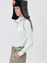 Pantalón sastrero de tiro medio y pierna ancha, con diseño a rayas verticales finas y detalle de vivos negros en la pretina y a lo largo del frente.