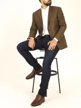 Saco sport marrón de gamuza ecológica con dos botones frontales y forro interno completo.