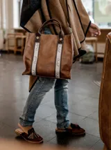 Cartera tipo tote de cuero color marrón con doble correa, interior forrado en tela con tres bolsillos y llavero.