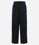 Pantalón deportivo de corte recto y holgado, color negro con rayas blancas laterales. Cuenta con cintura elástica con cordón ajustable, bolsillos laterales y detalle de costura vertical frontal.