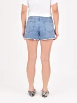 Short de jean celeste lavado, tiro alto, con roturas y terminación desflecada en el ruedo.