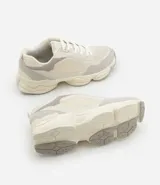 Championes estilo dad sneaker de la marca Viko, confeccionados en poliuretano con diseño de recortes y suela alta. Presentan cierre mediante cordones y detalles en los laterales.