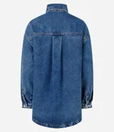 Camisa de corte oversized confeccionada en denim de algodón con lavado gris desgastado. Presenta cuello clásico, cierre frontal con botones metálicos, manga larga con puños abotonados y un bolsillo aplicado en el pecho. El diseño incluye un bajo redondeado.