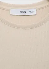 Camiseta de manga larga confeccionada en tejido de punto acanalado, con cuello redondo y ajuste regular.