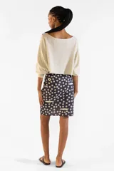 Sweater de escote bote confeccionado en tejido de punto con hilo metalizado, corte corto y mangas largas.