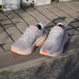 Championes de running Adidas modelo Response 2, color lila con detalles en plateado y suela en tono durazno. Presentan tecnología Cloudfoam+ en la entresuela para mayor amortiguación.