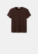 Camiseta de manga corta color marrón oscuro, con cuello redondo y costuras decorativas expuestas en el frente.