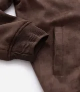 Chaqueta bomber azul marino lisa, con cierre frontal, cuello redondo y bolsillos laterales.