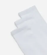 Kit de tres pares de medias deportivas de caña larga, confeccionadas en tejido de algodón suave y resistente.