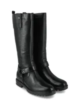 Bota de caña alta negra de cuero graneado con suela track y detalle de tiras con herraje metálico alrededor del tobillo.