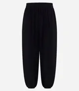 Pantalón de mujer color marrón oscuro, estilo balloon o bombacho, con cintura y puños elásticos.