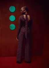 Pantalón de encaje color bordó, de tiro medio, diseño recto con botamanga acampanada y cintura con goma elástica.
