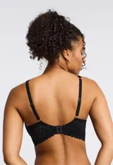 Soutien negro de micro tul y encaje, marca Montelle. Bajo busto con aro y copa formada. Breteles fijos, regulables. Abrocha detrás en tres posiciones.