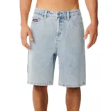 Bermuda de jean estilo cargo, color celeste claro, con bolsillos laterales y traseros, y detalle de parche bordado en el bolsillo delantero.