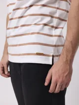 Remera de hombre azul con rayas horizontales blancas, cuello polo y mangas cortas.