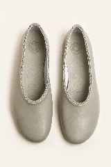 Ballerinas de cuero vacuno color celeste, con borde superior trenzado a mano y suela plana de madera.