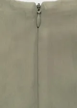 Vestido corto de diseño recto y sin mangas, con cuello barco y detalle de pliegues laterales en la falda. Cuenta con cierre de cremallera en la parte posterior y forro interior.