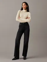 Sweater ajustado de punto de canalé color crema, con cuello alto y logo bordado en el ruedo.