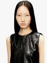 Minivestido Diesel D-Ares sin mangas, confeccionado en viscosa con acabado recubierto de efecto cuero y detalle de cadena alrededor del cuello.