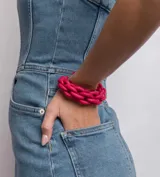 Pulsera plateada de eslabones gruesos y anillo a juego.