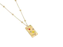 Collar dorado con cadena de eslabones y dije rectangular con circonitas de colores.