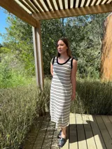 Vestido midi recto a rayas horizontales blancas y negras, con volados en cuello y sisas.