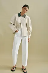 Jeans Z1975 de tiro medio, pernera holgada tipo barrel que se estrecha hacia el tobillo, color blanco, con diseño de cinco bolsillos y raya planchada delantera. Cierre frontal con cremallera y botón metálico.