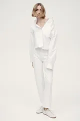 Jean tobillero de cinco bolsillos en denim de algodón blanco, con tiro alto y piernas de corte recto.
