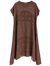 Vestido midi de lino color marrón chocolate, con escote en V, mangas cortas y detalles de bordados florales dispersos en el frente.