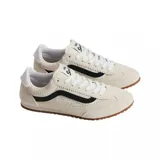 Championes Vans modelo Super Lowpro, de perfil bajo, color crema con la icónica banda lateral en negro y suela de goma color caramelo.