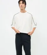 Pantalón jogger de sarga color negro, con cintura elástica con cordón de ajuste, bolsillos laterales y traseros, y puños elásticos en los tobillos.