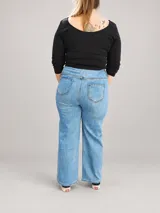 Jean maternal wide leg color azul claro lavado, con faja gris elastizada de tiro alto para acompañar el crecimiento de la panza, bolsillos delanteros funcionales y corte amplio y relajado.