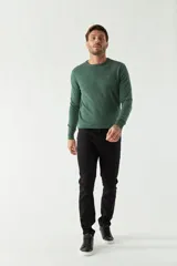 Sweater de punto para hombre con escote redondo, mangas largas y logo bordado en el pecho. Presenta un diseño clásico de calce regular.