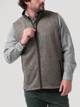 Chaleco de hombre con cierre frontal completo, confeccionado en tejido polar jaspeado con interior de micropolar. Cuenta con cuello alto y dos bolsillos laterales con cierre.