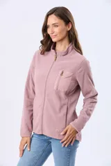 Campera de micropolar celeste con textura en zigzag, cuello alto, cierre frontal y un bolsillo con cierre en el pecho.