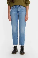 Jean de corte recto y estilo cropped, confeccionado en denim de algodón rígido. Presenta un lavado azul medio con efecto desgastado, tiro medio y cierre de botones clásico de la línea 501.