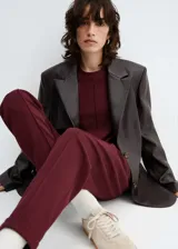 Pantalon de corte jogger confeccionado en tejido de piqué color bordó, con tiro alto, cintura elástica, bolsillos laterales y costuras decorativas frontales.