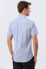 Camisa a cuadros de manga corta en tono celeste, con cuello abotonado y bolsillo frontal en el pecho que incluye un sutil bordado.