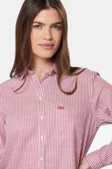 Camisa celeste con rayas verticales blancas, de corte holgado, manga larga y cuello clásico.