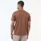 Camiseta de manga corta con cuello redondo, confeccionada en algodón de color marrón, con corte estándar.