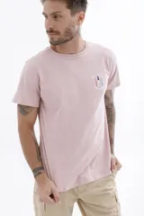 Remera azul marino de manga corta con pequeño estampado en el pecho.