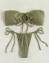 Conjunto de bikini verde oliva acanalado, con corpiño strapless con lazo central y bombacha con tiras laterales.