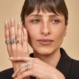 Anillo triple alianza confeccionado en plata 925, compuesto por tres bandas entrelazadas con diferentes texturas y acabados.